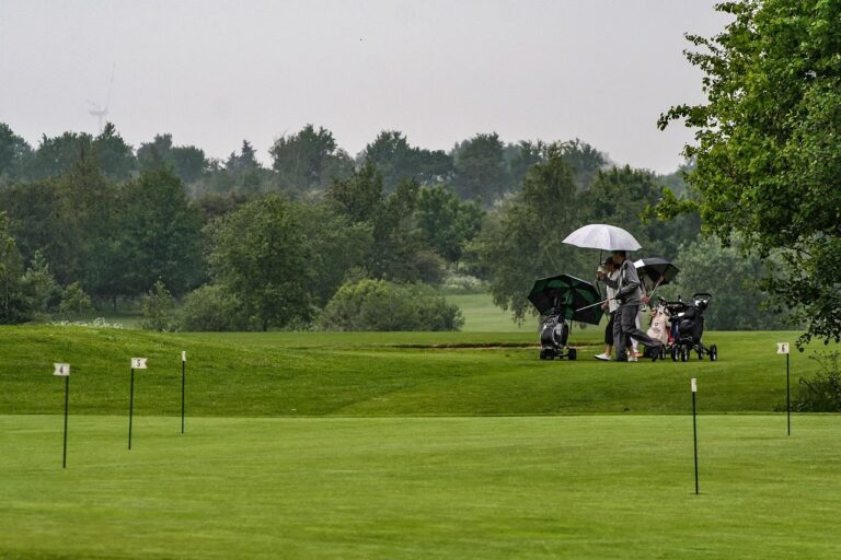 Regen, je onmisbare maatje op de golfbaan.
